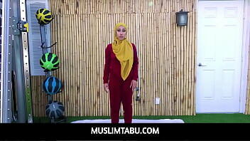 سكس قديم Arab teen wife Kira Perez cheats with her personal trainer with hijab on video